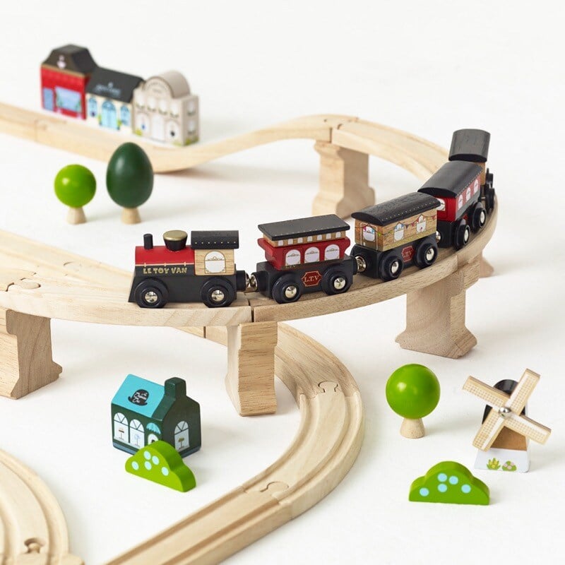 TV701-london-train-stationary-high-rise-tracks